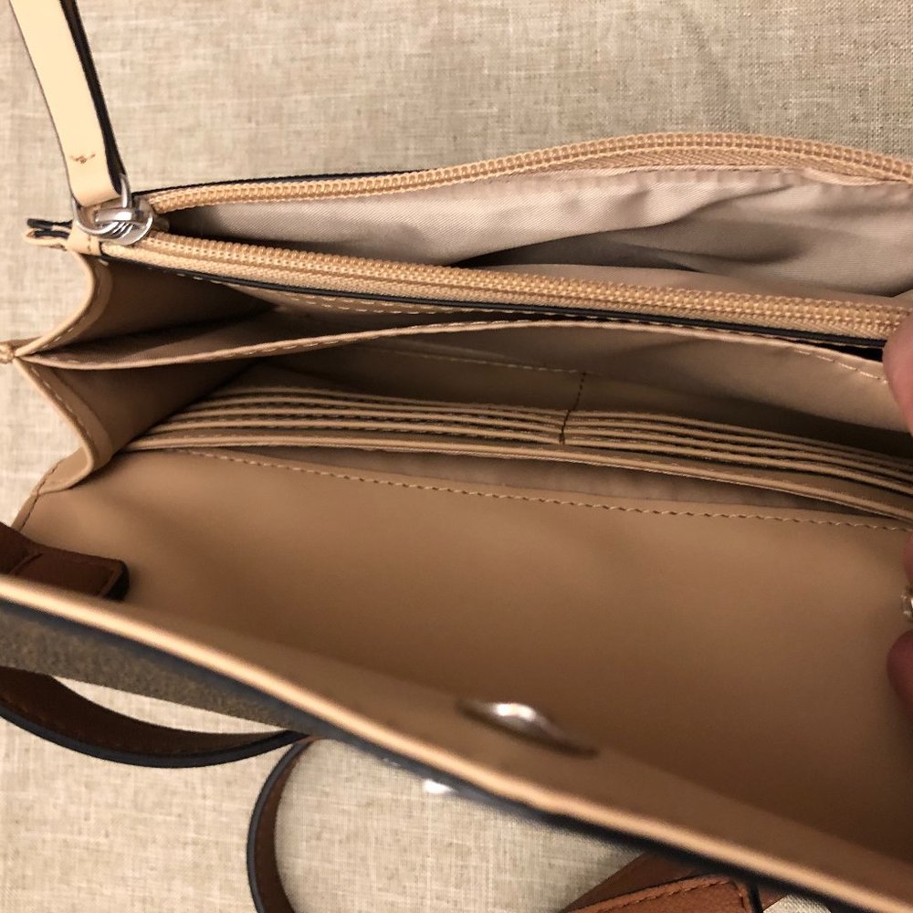 AUTHENTIC & NEW Classic Guess Shoulder/Crossbody Purse. - Picture 5 of 13